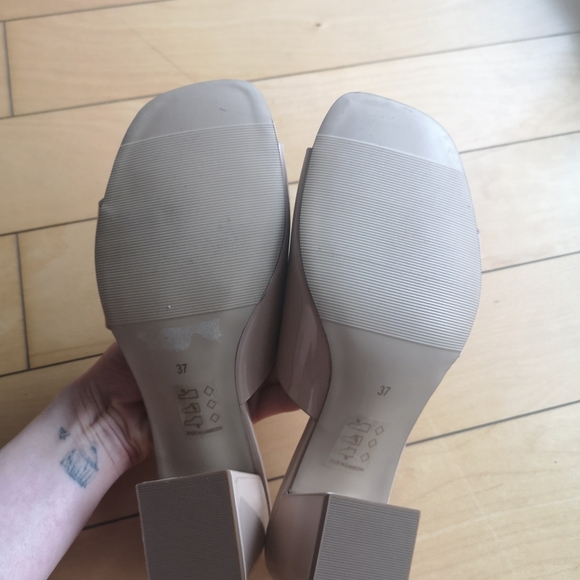 Le Chateau Patent Faux Leather Square Toe Sandal - Picture 5 of 5